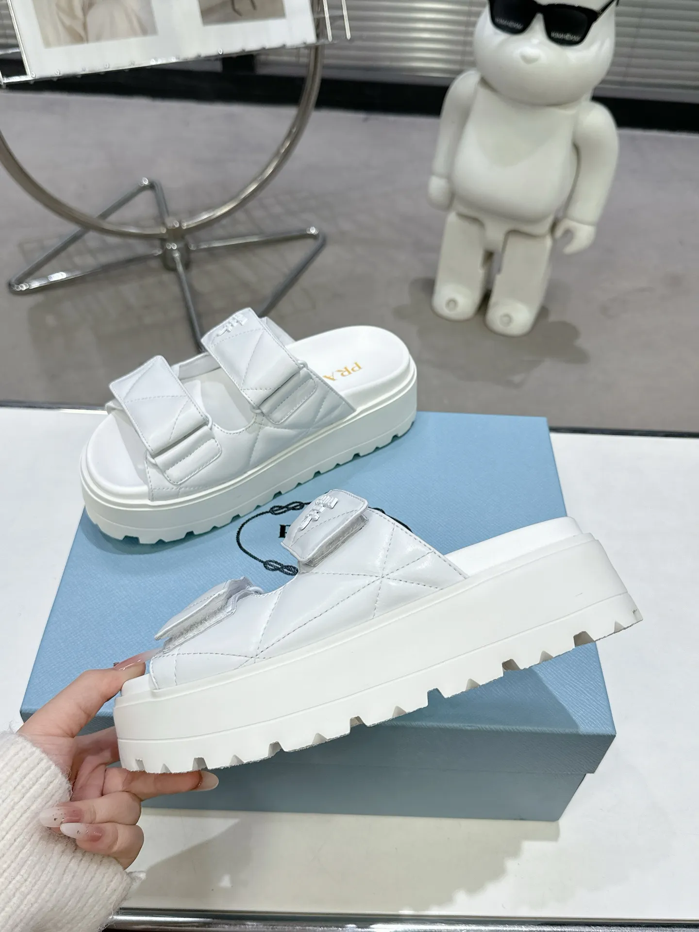 👟👟Ex-factory price 440👟👟 PRADA 2025 vs spring and summer popular sandals series... [Thick-soled double-button sandals] Original 1:1 customization, this year's most fashionable and popular retro British style, simple and elegant, all styles are good-looking, platform thick soles make you slimmer and taller, very comfortable, fashionable and versatile... Many Internet celebrities are on their feet. These platform round-toe thick-soled shoes are very popular this year. They can be worn (increased) for both leisure and leisure. ❶Material: Customized imported calf leather ❷Inner: Customized imported sheepskin ❸Outsole: Original molded ultra-light outsole ❹Sole thickness: 5.5cm ❺Number of yards: 35-40 ❻Packaging: Original full set of packaging ☀Color: Official website updated simultaneously